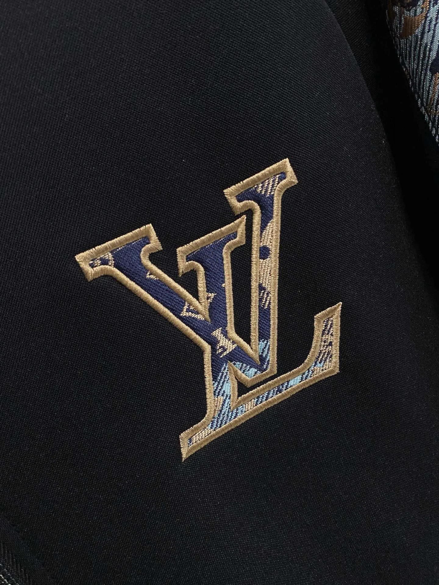 🅿️720 LV hot-selling suit is coming. Focus on the original version of the official website. 2025 new hot-selling cardigan suit. The original order is the best. 🇭🇰The meticulous work of top designers. It has a fitting and perfect upper body effect. All-natural high-quality Tencel Roman cotton 100%, close-fitting comfort, noble and elegant! Original hardware embodies elegance and nobility! Counter size: M-3XL (maximum wear up to 190 pounds)